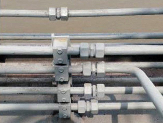 Installation of hydraulic pipes in deck machinery